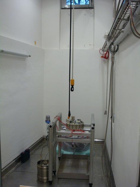 Enlarged view: 2014: Operation of the GaInSn experiment ZUCCHINI with the 1T-magnet in the sodium room.
