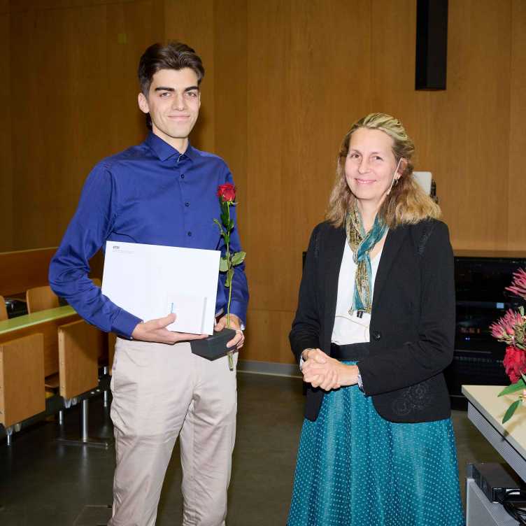 Lennart received the prize and the medal at the master graduation ceremony.