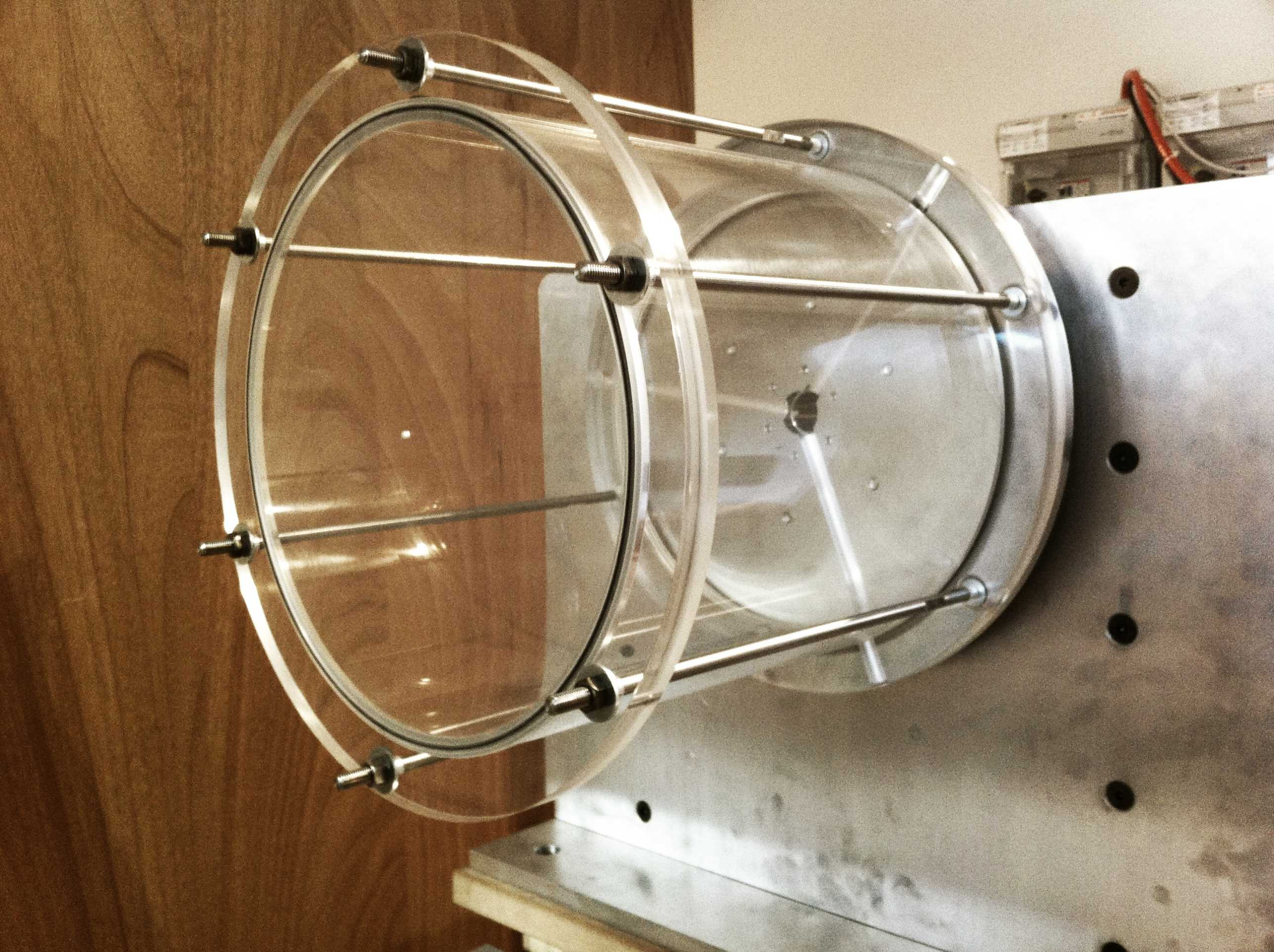 Enlarged view: Picture of the cylindrical tank mounted on the precession bracket.
